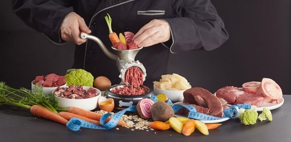 preparando alimentacion barf para mascotas